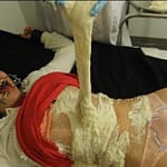 両手両足を磔状態でベッドに完全拘束して山芋を体に塗りまくる拷問変態フェチ動画