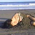 完全拘束された女優が海辺で水責め拷問を受ける