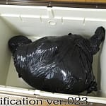 体を体育座りテープでぐるぐる完全拘束状態で暗闇の床下に閉じ込められ逃げられない耐えるしかない夢の変態生き埋めプレイ動画