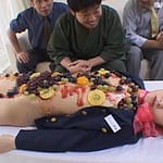 フルーツ盛りが女体盛りで一番最高だと思う変態プレイ