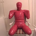 全身を赤色テープでぐるぐる巻き呼吸制御で苦しむ女の変態拷問フェチ動画