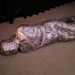 完全拘束マミフィケーション｜ダクトテープで全身ミイラぐるぐる巻き