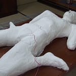 石膏固め閉じ込め完全拘束マミフィケーション｜身動きできない物と化した女を見つめる変態フェチプレイ動画