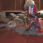 ペイントぶっかけメッシー｜ドロドロに汚れて贅沢に露天風呂に入るアートのような変態フェチ動画