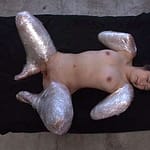 両手両足ぐるぐるラップ完全拘束｜しっかり巻かれて身動きできない女に興奮変態フェチ動画