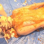 全身食材ぶっかけ女体盛りメッシー｜仰向けになり全てを受け入れ顔面ぐちゃぐちゃになる変態フェチ動画