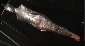 宙づり動けない女は苦しむ完全拘束マミーフィケーションで耐えるしかない変態拷問プレイ動画