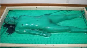 標本の様に完全拘束磔状態にされて呼吸制御される女