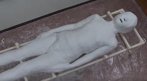 石膏で全身カチコチに完全拘束あそこにはバイブローターを入れてイカされ苦しむ女る夢の固め変態拷問プレイ動画