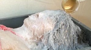 完全拘束して動けない女どんなに熱かろうとキレイに全身ロウ人間にする拷問パラフィンメッシー変態フェチプレイ動画