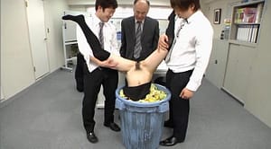 希少プレイ！ゴミ箱に逆さまに拘束されイカされる拷問