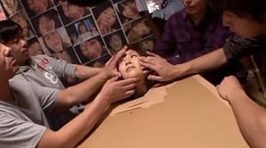 箱詰めにされたかわいい女が顔面ぶっかけの拷問を受ける