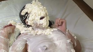 【絶対おすすめ】最高満点の顔面盛り盛り生クリーム女体盛りメッシー変態プレイフェチ動画