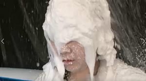 全身を泡で包むメッシーフェチにはたまらないプレイ