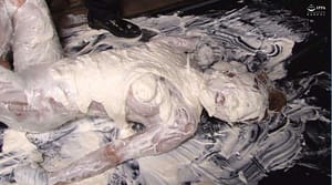 生クリーム女体盛りメッシー│仰向けになり顔面まで全身ドロドロになる変態フェチ動画