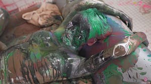 ドロドロペイント顔面ぶっかけメッシー│全身絵の具に覆われて生き人形状態の変態フェチ動画