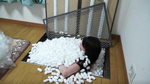 希少な生き埋め閉じ込め拘束プレイの呼吸制御拷問動画