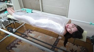 機械でぴっちりラップ拘束脱出不可能マミフィケーションプレイ