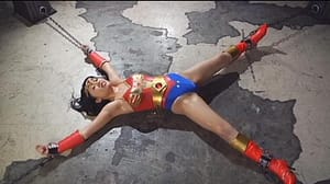 ヒロイン磔完全拘束｜ムチムチワンダーレディー拷問プレイ