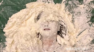 大量の生クリームに顔面が埋められる生き埋め山盛りメッシーフェチには、たまらない変態パイ投げプレイ動画