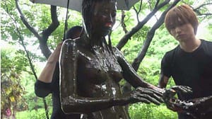 ぬるぬるドロドロペイントメッシー│メイキングでモデルの素の撮影姿が見れるのは希少レアフェチ動画