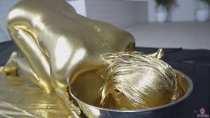 自ら金粉ぶっかけ舐めまわしメッシー｜イヤらしいプレイでじっくりと責められたい変態フェチ動画