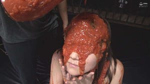 トマトクリーム顔面ぶっかけメッシー｜ドロドロの流れる粘度は最高にエロい変態フェチ動画