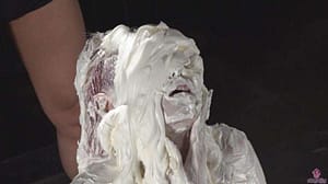 生クリームどろどろ女体盛りメッシー｜もっさりした質がテカテカで興奮変態フェチ動画