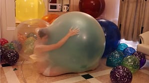 風船挟まれ閉じ込め大爆発｜圧迫されて動けない逃げられない女は受け入れるしかない変態フェチ動画