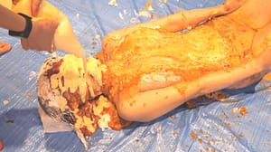 全身食材ぶっかけ女体盛りメッシー｜仰向けになり全てを受け入れ顔面ぐちゃぐちゃになる変態フェチ動画