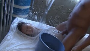 拉致して監禁拘束水責め拷問睨みつけプレイ動画