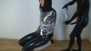 ラップで完全拘束呼吸制御の拷問プレイ