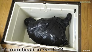 体を体育座りテープでぐるぐる完全拘束状態で暗闇の床下に閉じ込められ逃げられない耐えるしかない夢の変態生き埋めプレイ動画