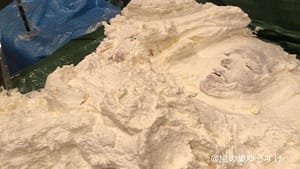 山盛り生クリーム女体盛り顔面生き埋めメッシー│最高得点以上の傑作品使用量がパンパない暗闇に閉じ込められる女変態プレイフェチ動画