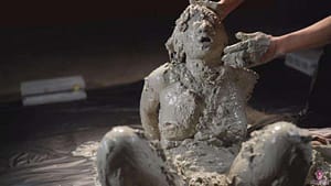 重厚感があるどろメッシー│生きた泥人形のように無機質な女ドロドロに覆われた興奮する姿を見て楽しむ変態フェチ動画