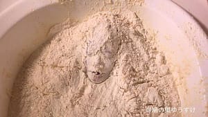 小麦粉生き埋めメッシー│大量にぶっかけられて食材に閉じ込められる変態女フェチ動画