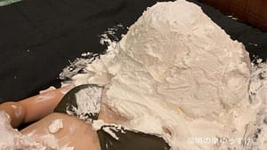 顔面に生クリーム山盛り生き埋め女体盛メッシー｜埋まる事に喜びを感じている変態モデルさんフェチ動画