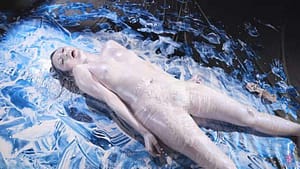 光沢メッシー｜青白く光る幻想的な芸術｜体を薄く覆っている膜の様に見える変態フェチ動画