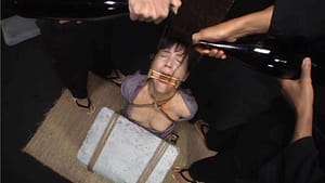 完全拘束石抱苦痛拷問｜顔面に醤油呼吸制御で苦しむ姿に興奮変態フェチ動画