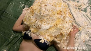 顔面山盛りケーキメッシー生き埋め閉じ込めの最高潮がここにある｜ケーキ遊び人間ダム変態フェチ動画