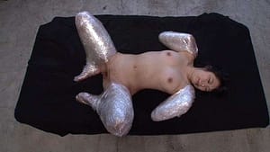 両手両足ぐるぐるラップ完全拘束｜しっかり巻かれて身動きできない女に興奮変態フェチ動画