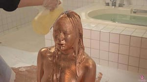 銅粉メッシー全身どろどろ｜笑顔だけど撮影の裏側では大変な思いをしてる変態フェチ動画