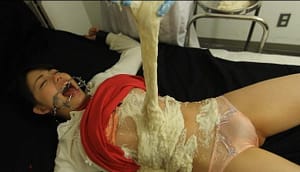 両手両足を磔状態でベッドに完全拘束して山芋を体に塗りまくる拷問変態フェチ動画