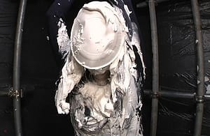 両手を吊り上げられ完全拘束拷問連続顔面メッシーパイ投げで惨めな女フェチ動画