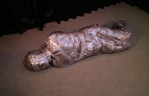 完全拘束マミフィケーション｜ダクトテープで全身ミイラぐるぐる巻き