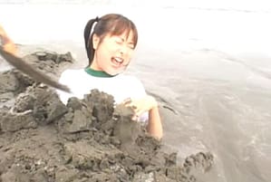 この砂埋めは拷問プレイ湿った重たい砂に埋められる鬼畜動画