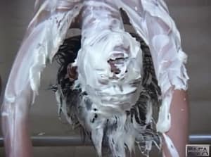 逆さ拷問パイ投げ