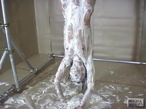 逆さ吊り上げパイ投げ本当の拷問プレイ動画