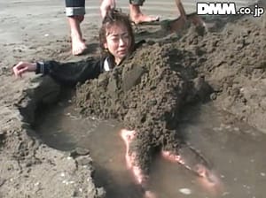 希少な砂埋め拷問プレイが楽しめる動画