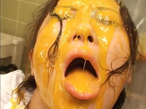 食材ぶっかけメッシー｜顔面ドロドロぐちゃぐちゃにされるベテラン美人女優変態フェチプレイ動画